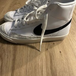 Nike Women's Blazer Mid 77 Shoes